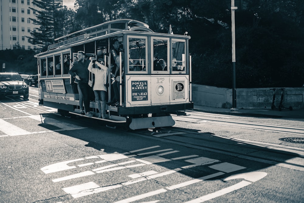 路面電車の中にいる人々