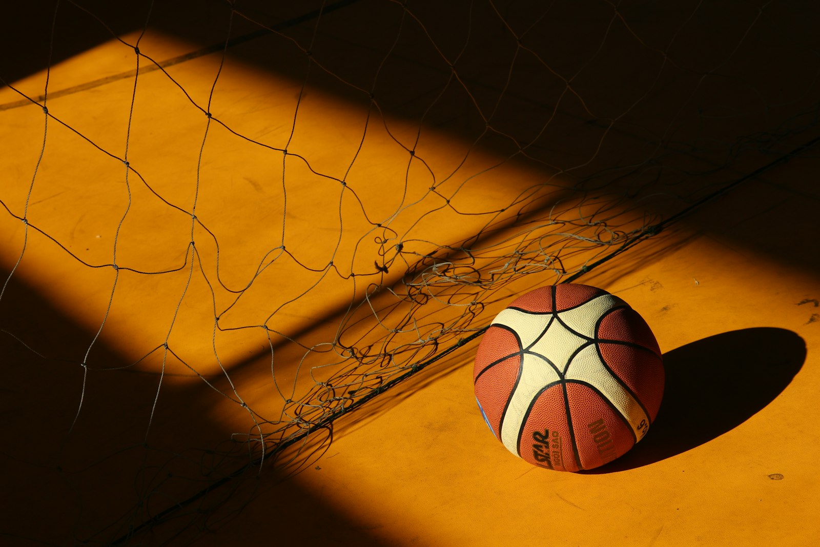 Canon EF-S 55-250mm F4-5.6 IS STM sample photo. Basketball near broken chain photography