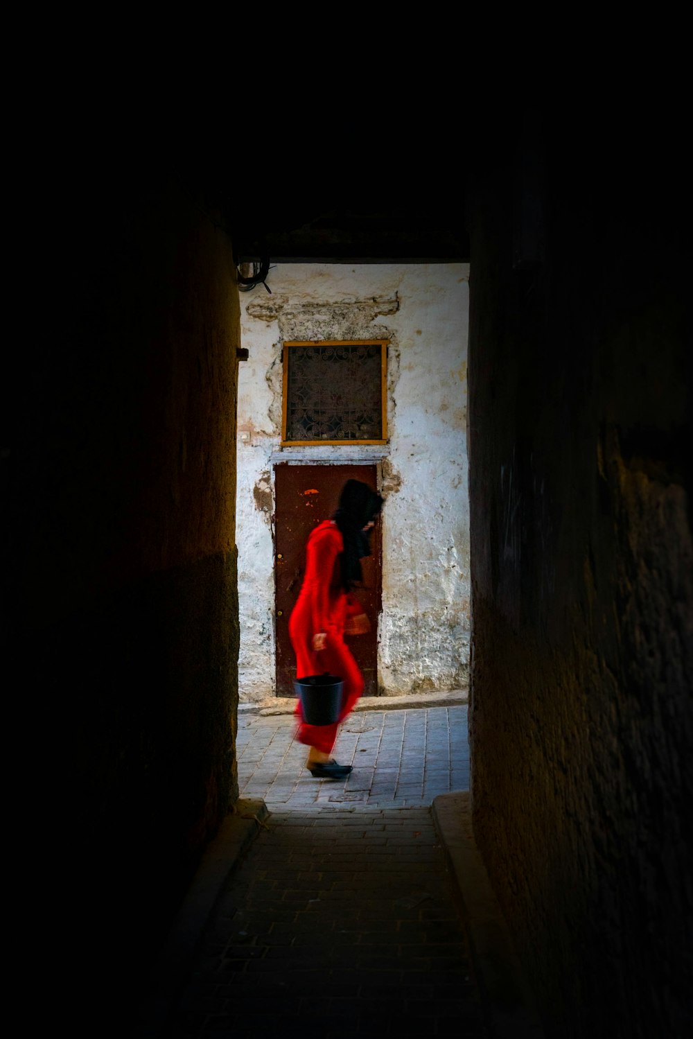 Femme en robe rouge salwar kameez
