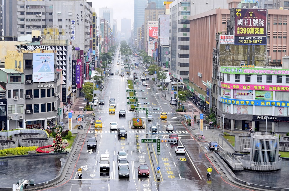 建物脇の道路での車両の航空写真