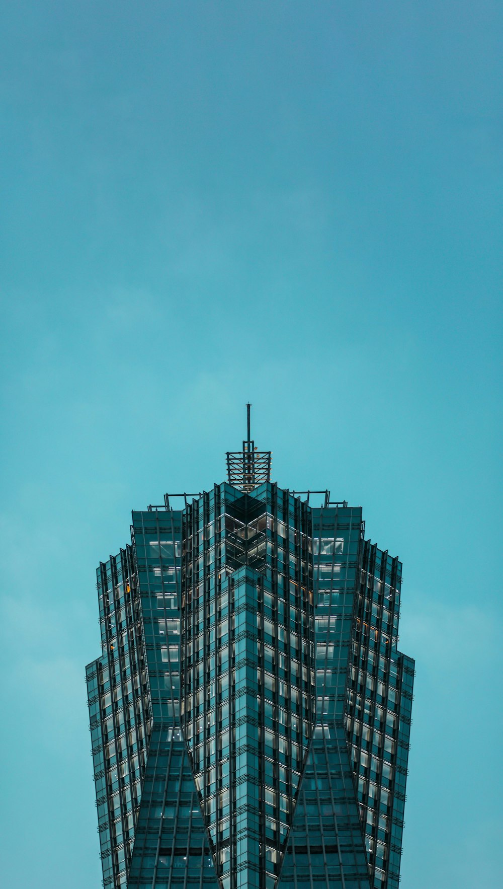 edifícios altos durante o dia