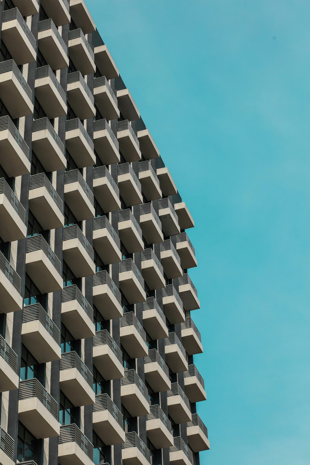 edificio in cemento grigio