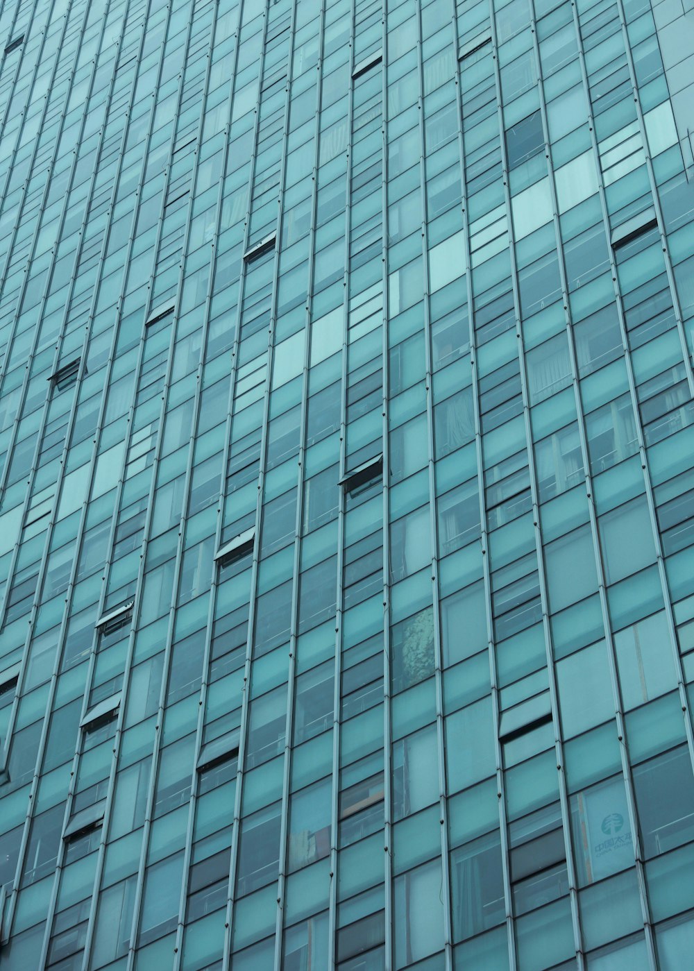 Vista de ángulo bajo de un edificio de vidrio de gran altura