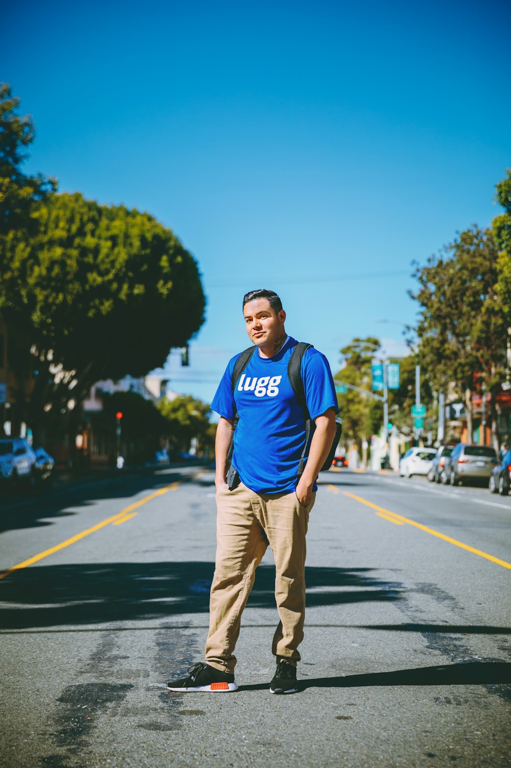 shallow focus photo of man in blue crew-neck T-shirt