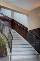 Staircase with fresh, stylish traprenovatie and matching plinten in warm tones.