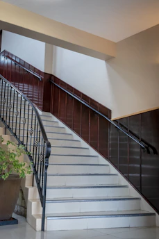 Staircase with fresh, stylish traprenovatie and matching plinten in warm tones.