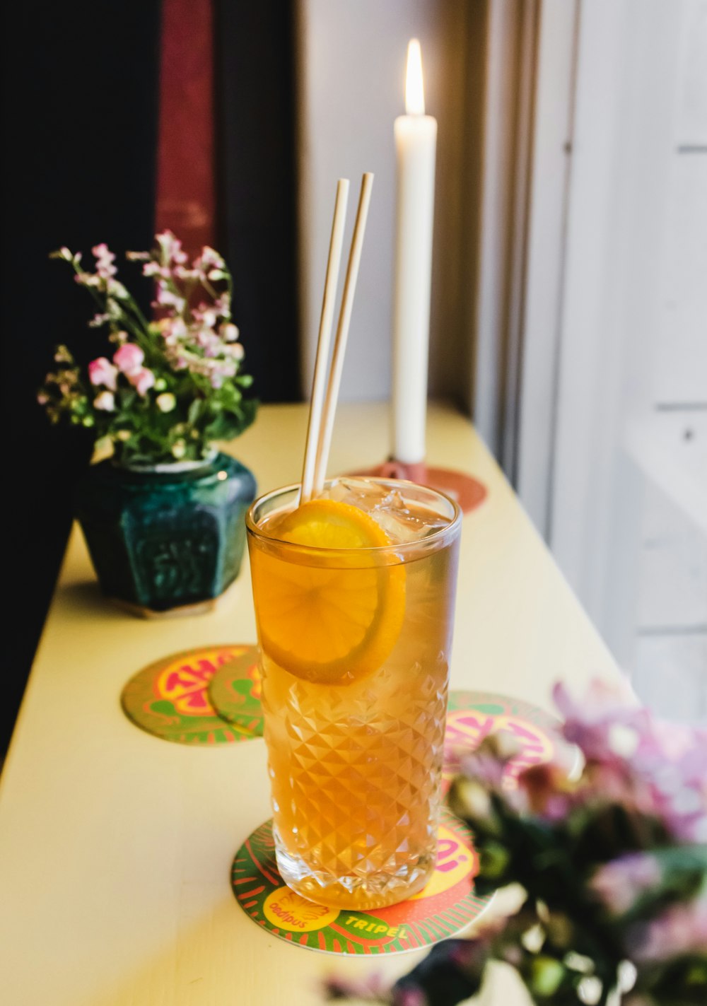 limonada en vaso sobre la mesa