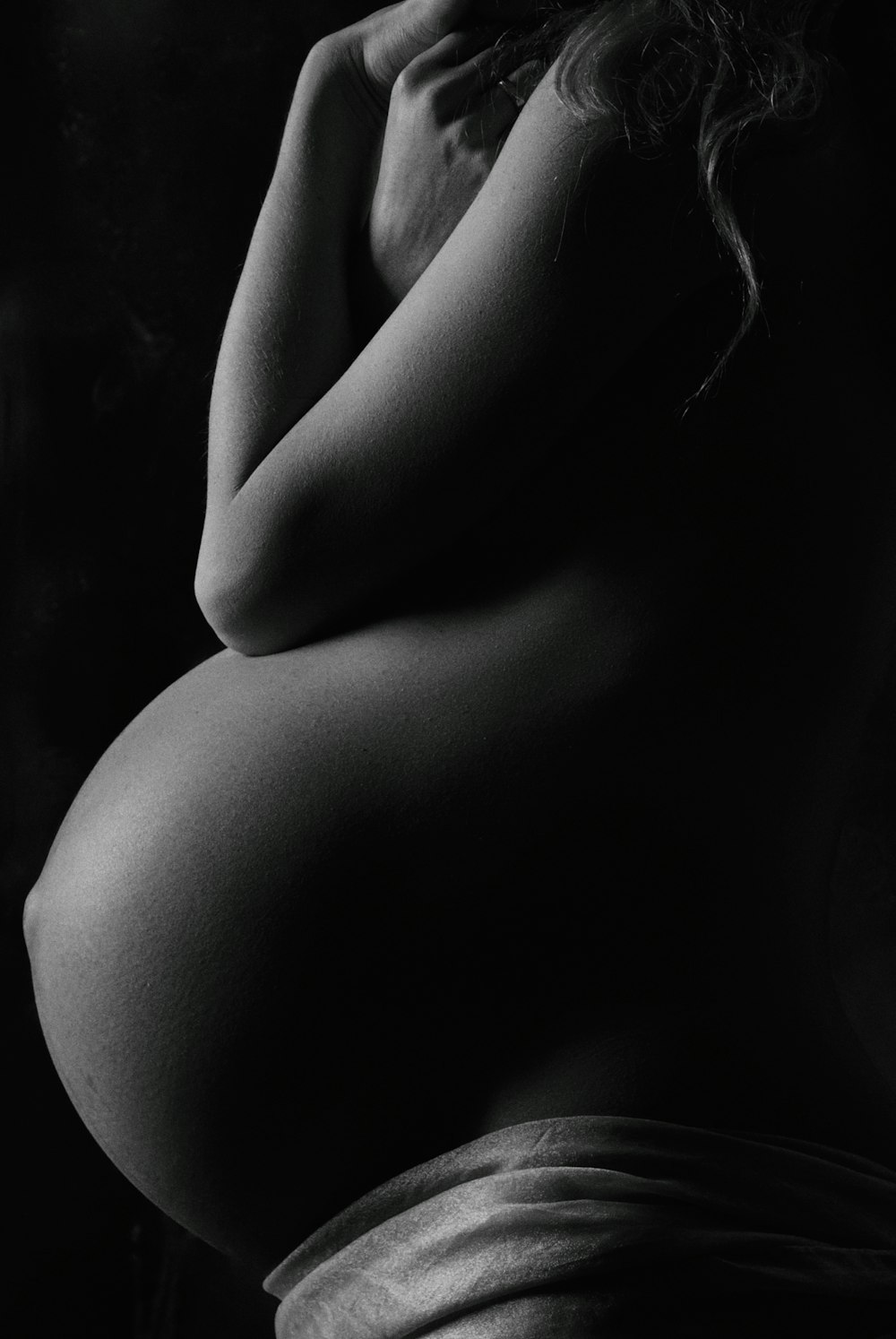 Photographie à l’échelle de Garyscale d’une femme enceinte