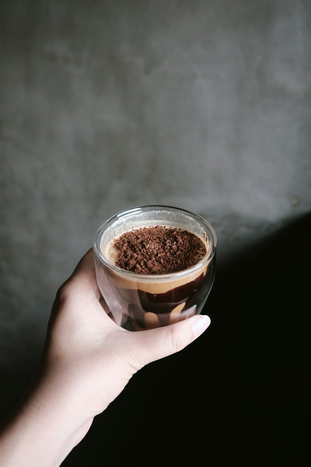 une personne tenant une tasse de café à la main