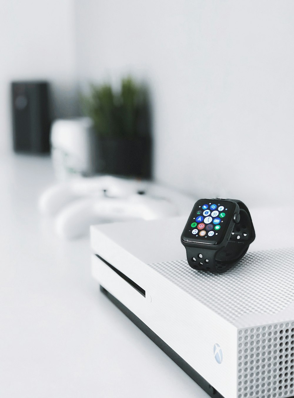 schwarzes Aluminiumgehäuse Apple Watch auf weißer Xbox One Konsole