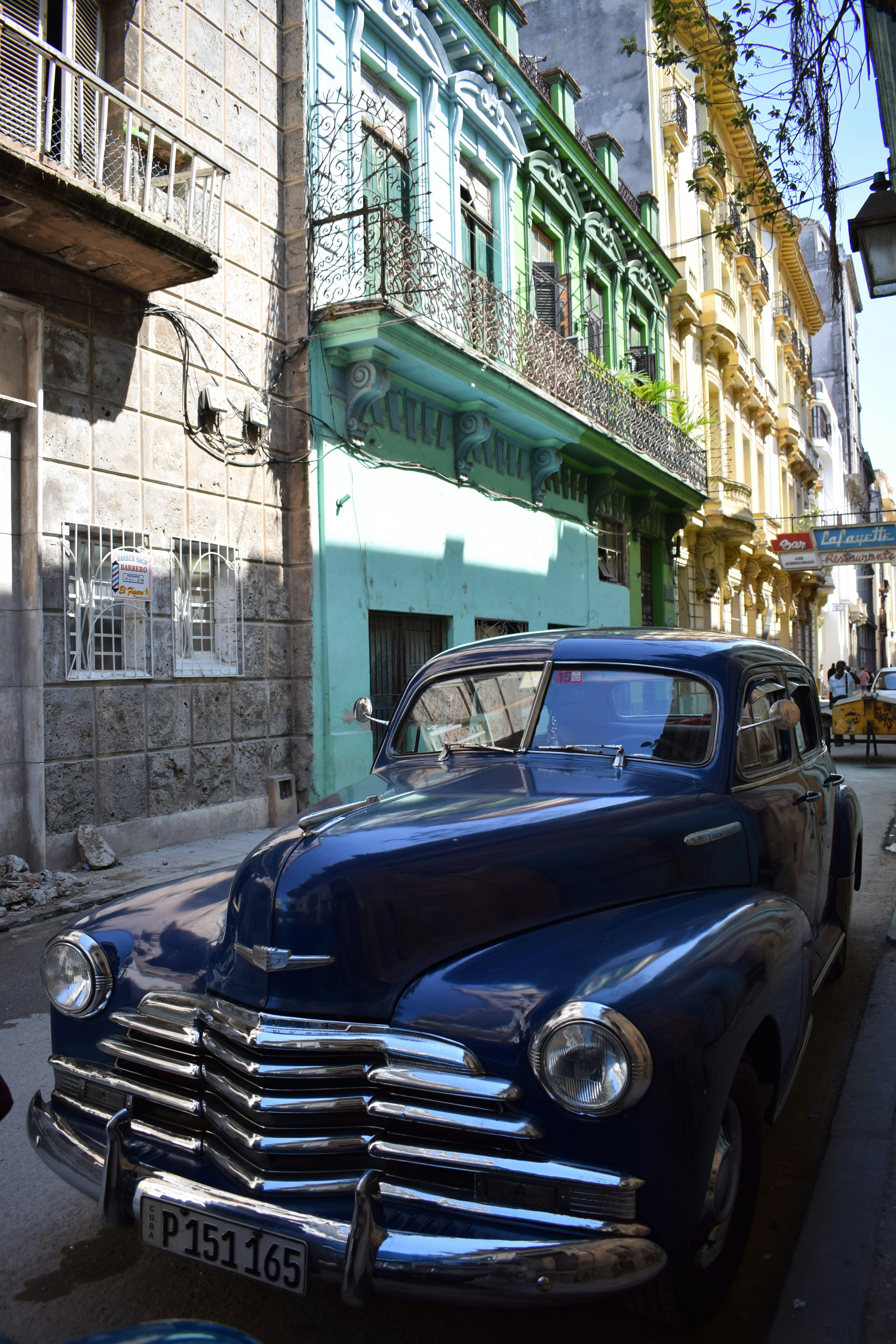 blue classic car parking near gray building photo – Free Tire