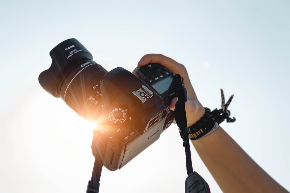 Una persona sosteniendo una cámara para tomar una foto