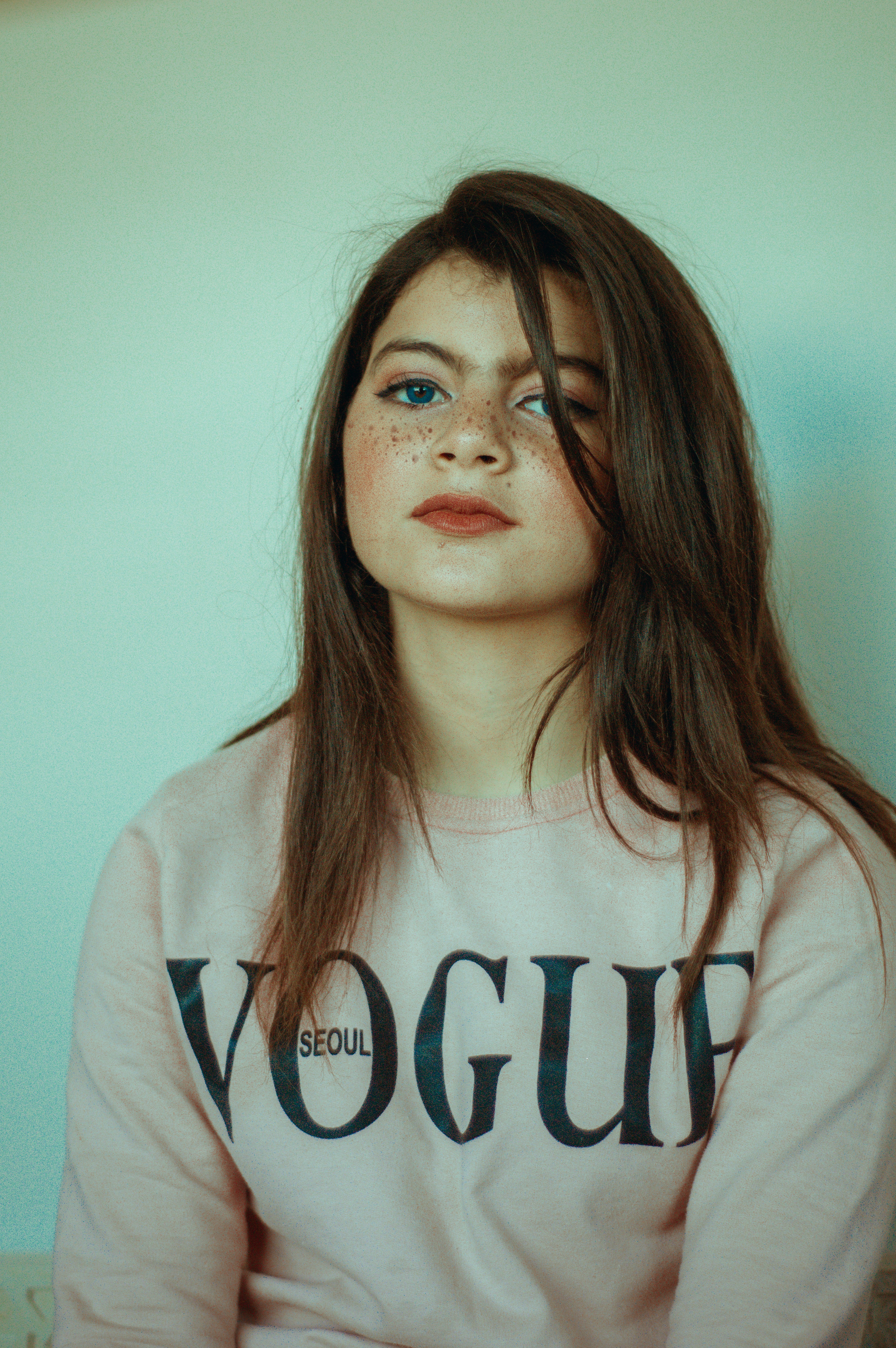 Frau in pfirsichfarbenem Top mit Rundhalsausschnitt