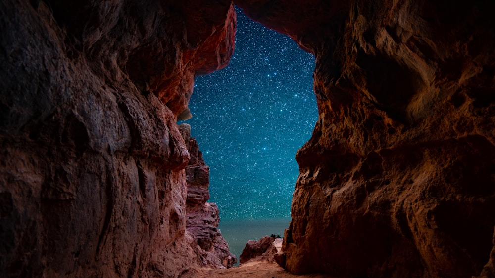 foto de baixo ângulo da formação rochosa