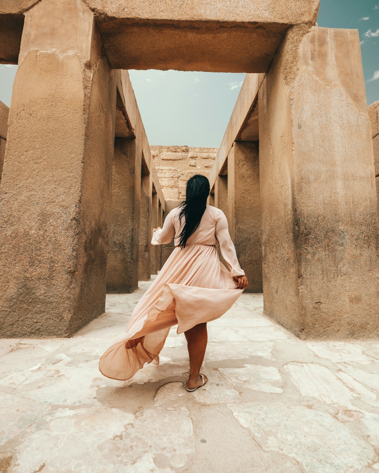 Canon EF 16-35mm F2.8L III USM sample photo. Woman facing brown concrete photography