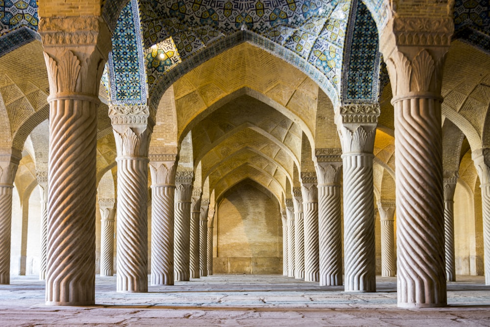 Photographie en gros plan de bâtiment en béton brun