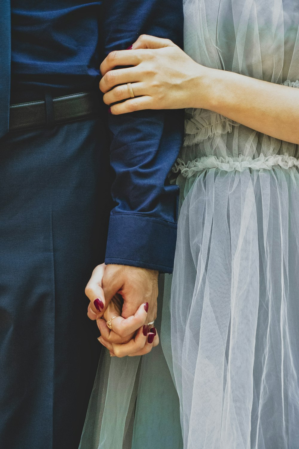 homem e mulher de mãos dadas