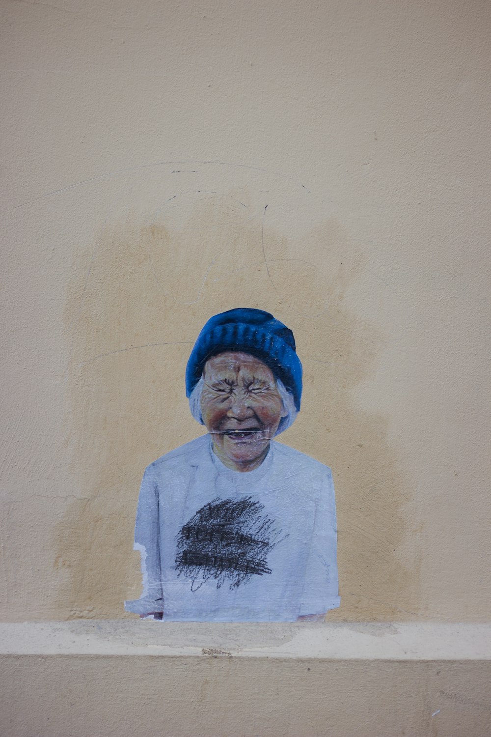 donna sorridente che indossa un berretto a maglia blu