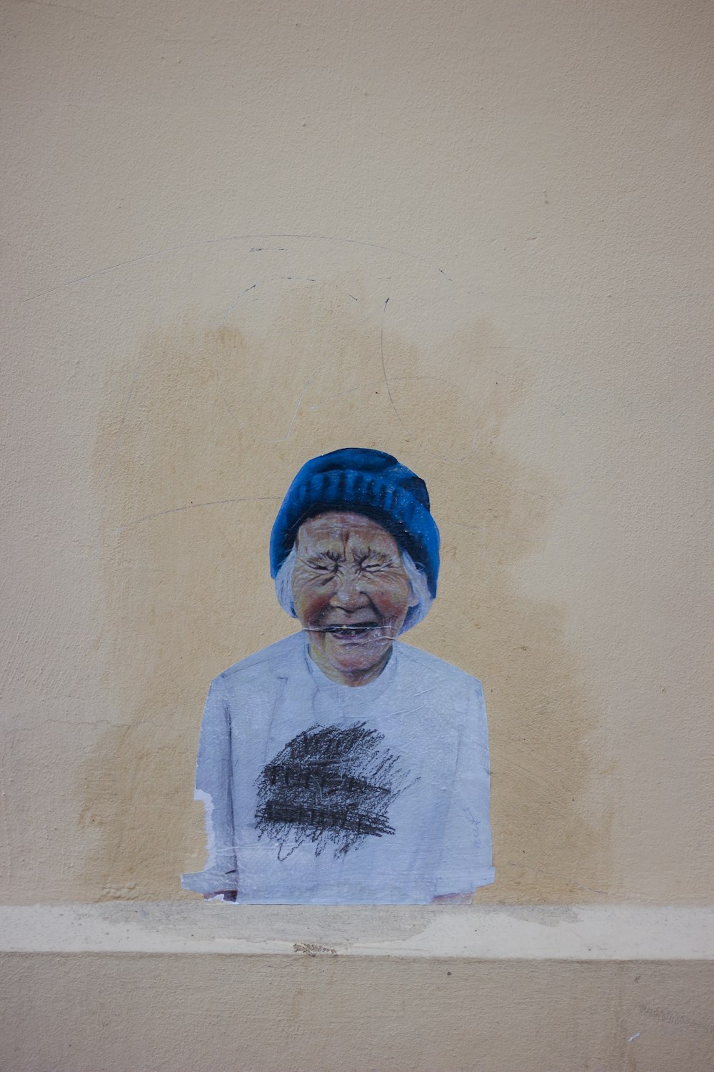 mujer sonriente con gorro de punto azul