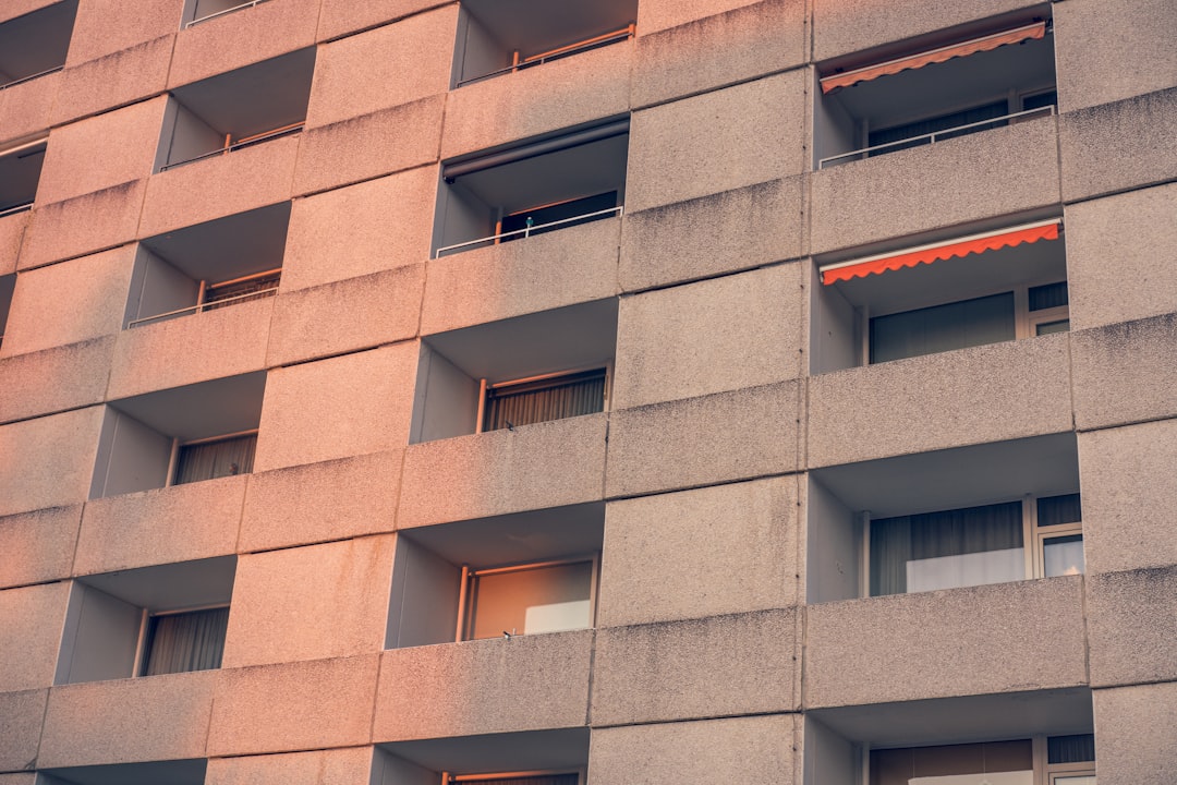 gray concrete high-rise building