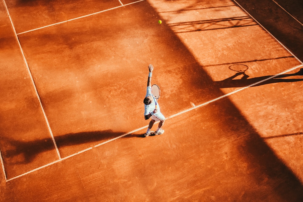 Mann spielt Tennis