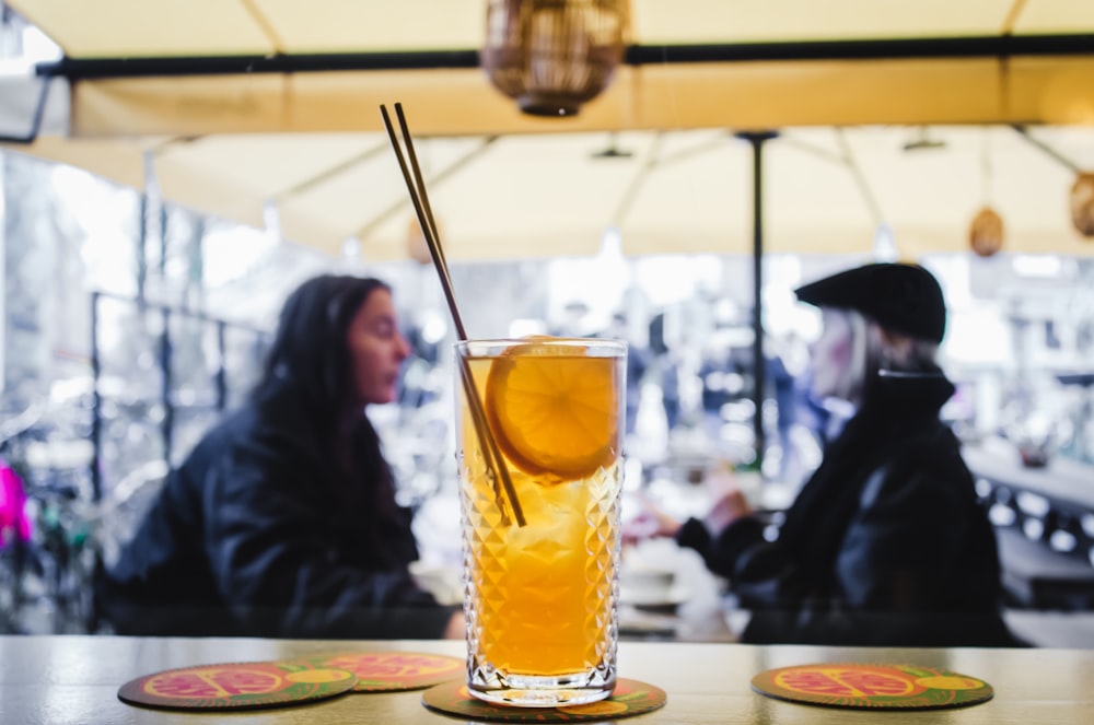 verre transparent avec du jus de citron