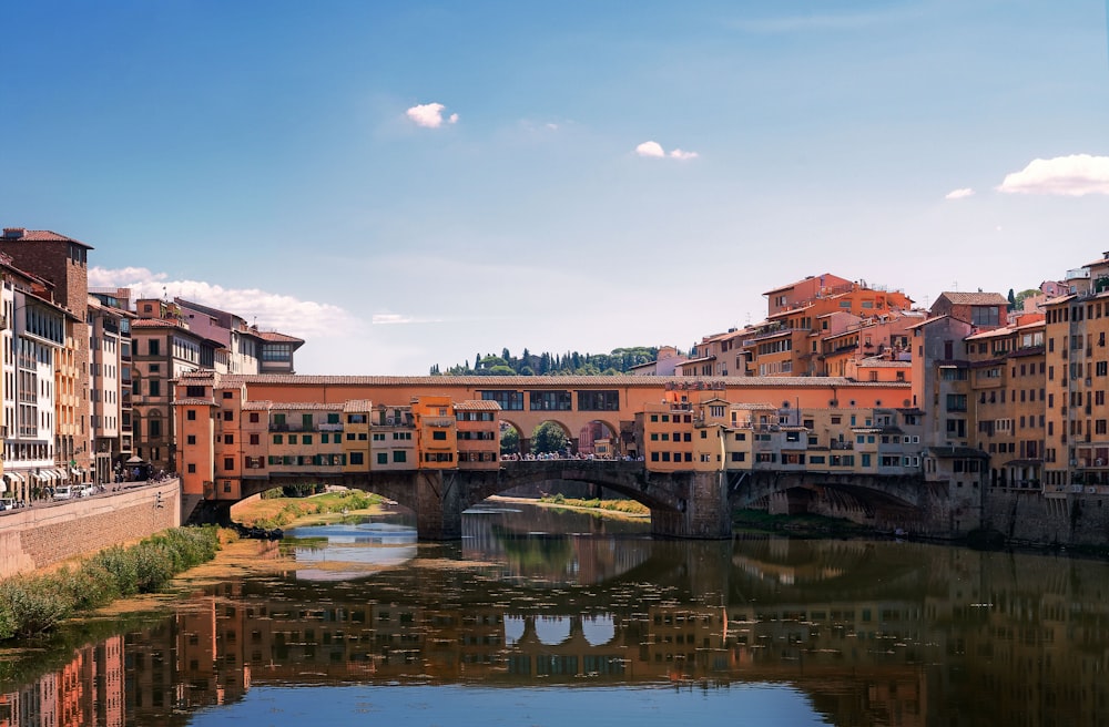 specchio d'acqua calmo da edifici in cemento