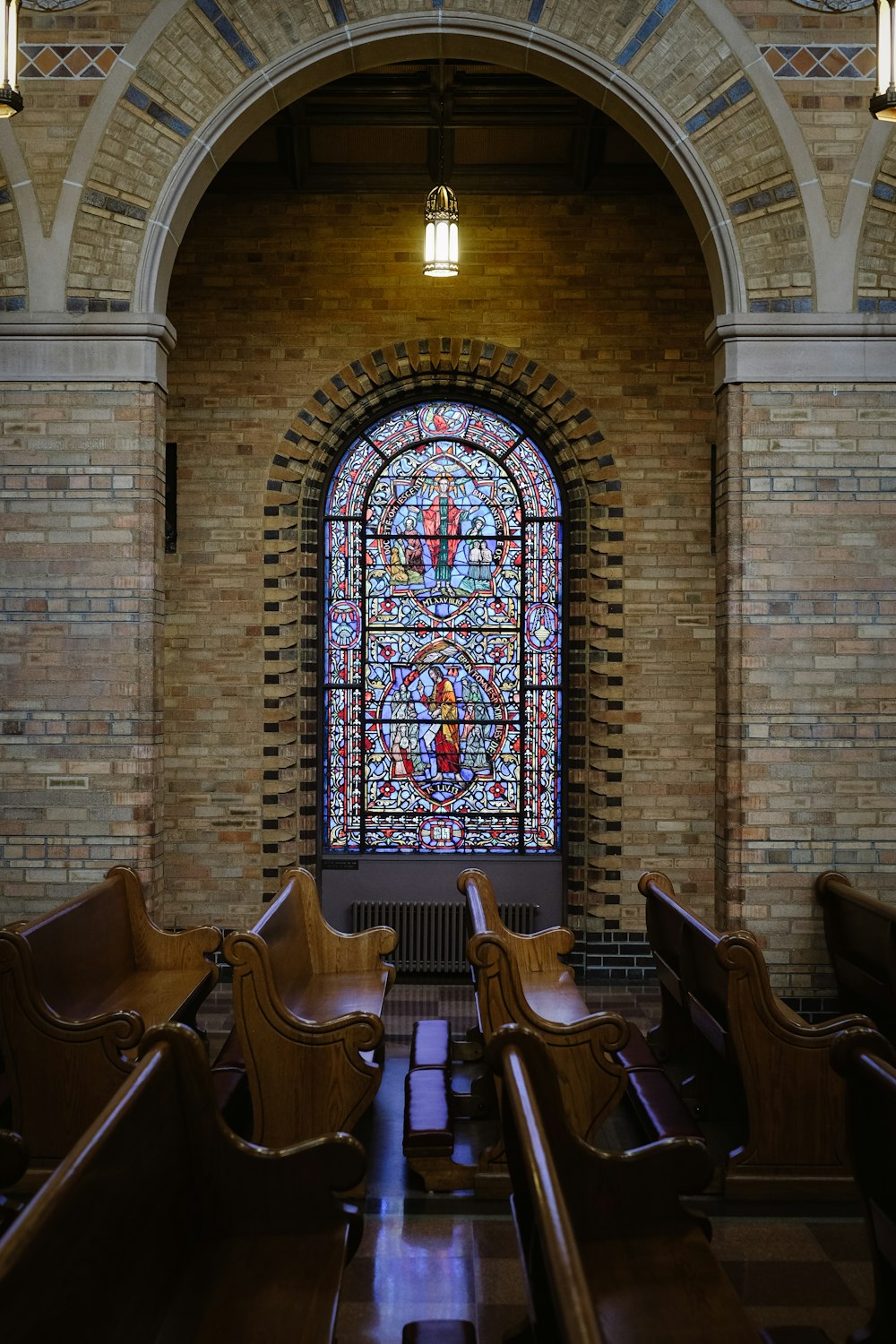 Sillas de catedral vacías