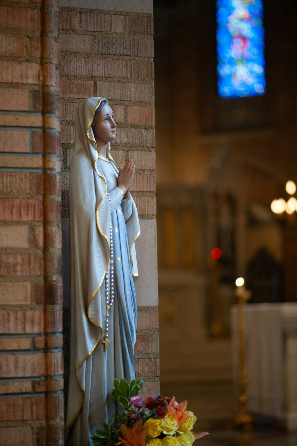 Estatuilla de la Madre María en la catedral