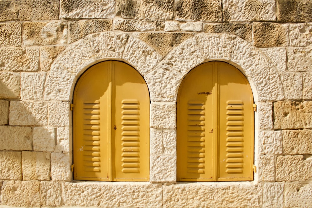 dos ventanas de madera amarilla