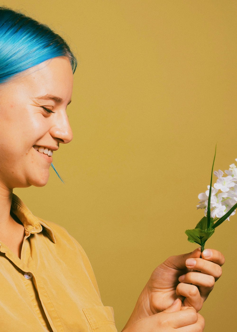 woman holding white petaled flowers