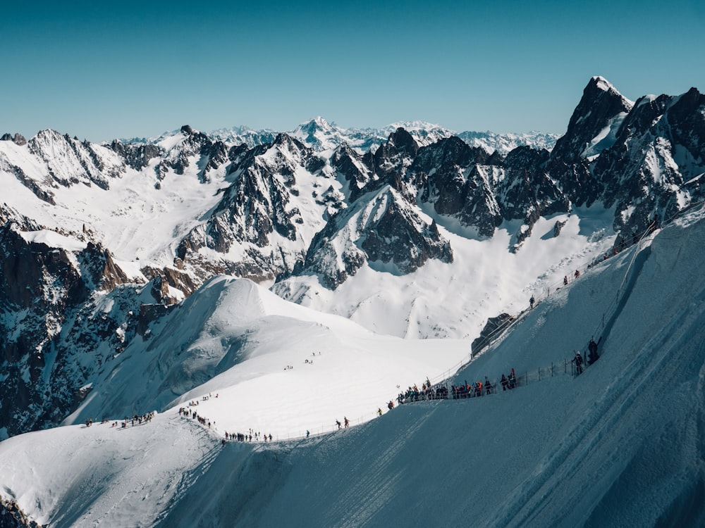Photo aérienne de la montagne avec un groupe de personnes