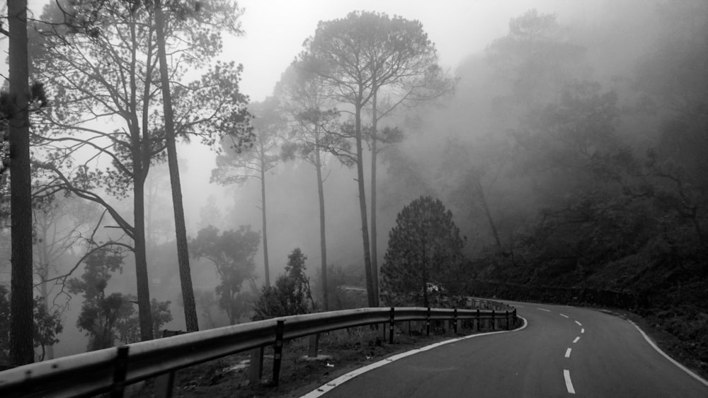 strada grigia accanto alla montagna