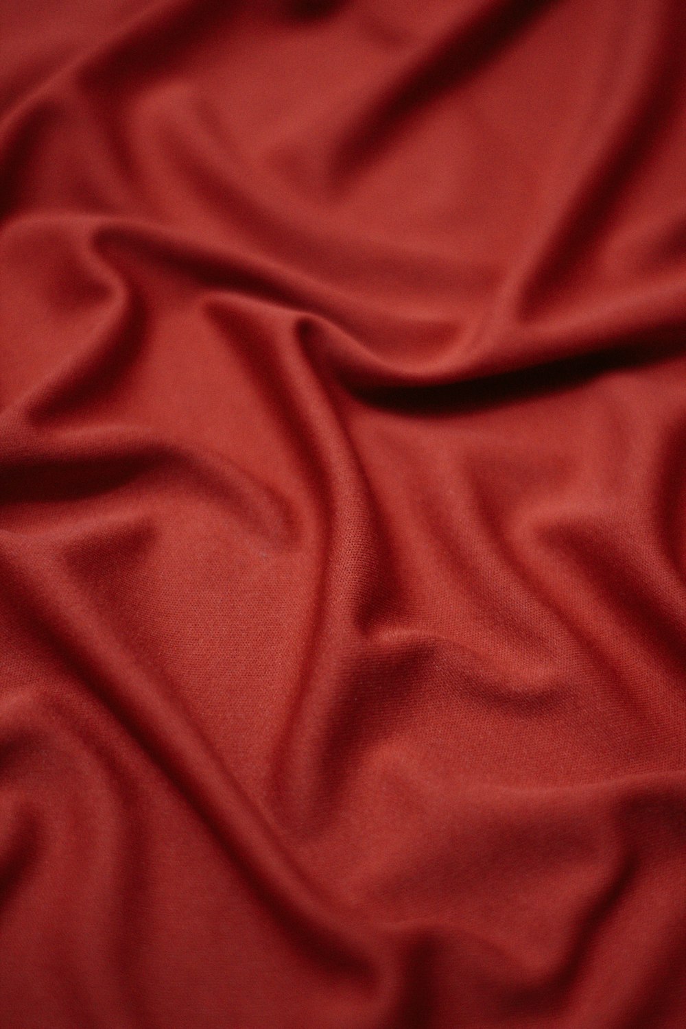 uma visão de perto de um tecido vermelho