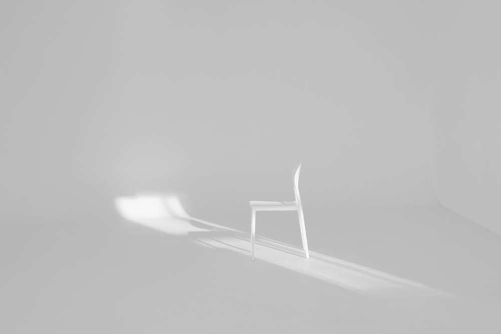 흰 표면에 흰색 의자
