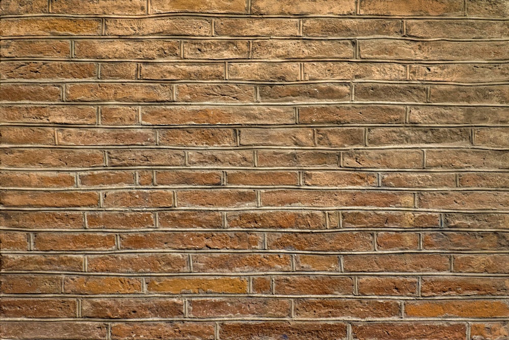 muro di mattoni marroni