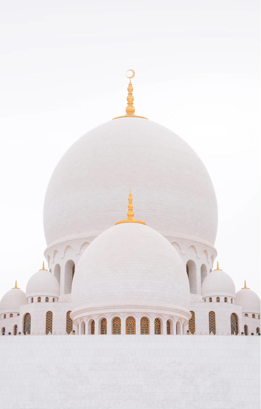 Eksterior masjid putih dengan langit cerah