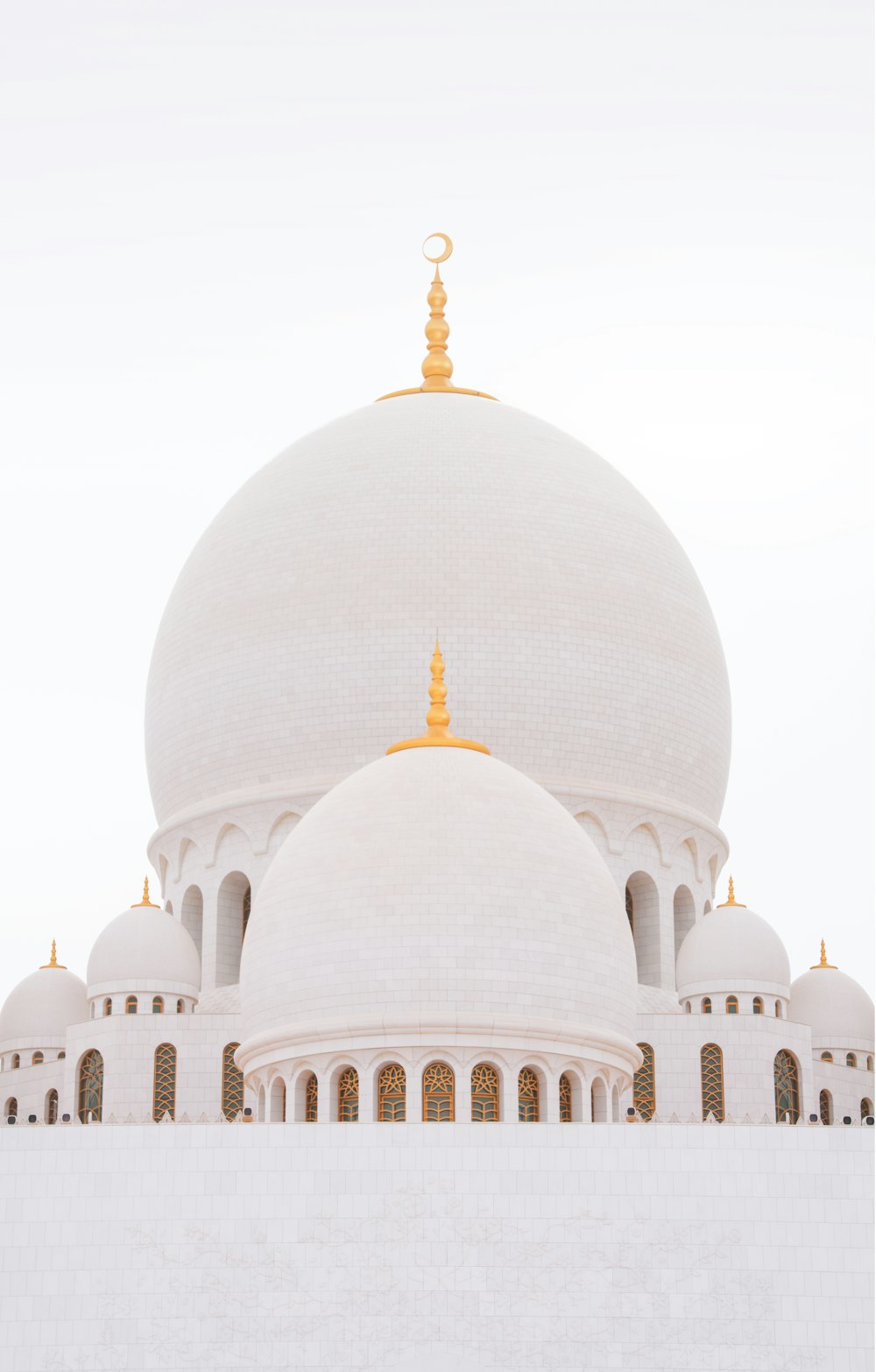 mesquita branca durante o dia