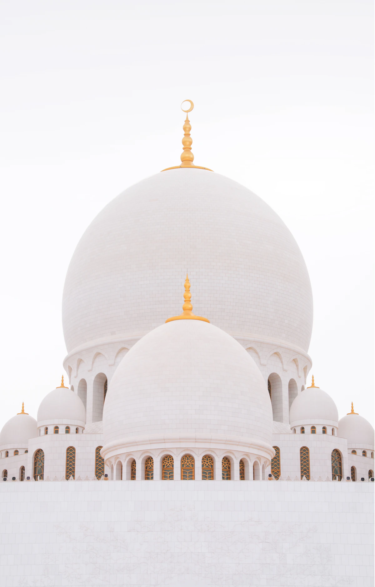 Masjid putih bergaya arsitektur kubah di siang hari