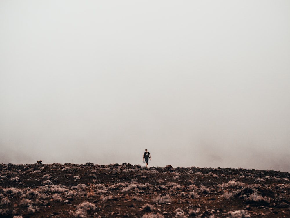 uomo in piedi sul campo