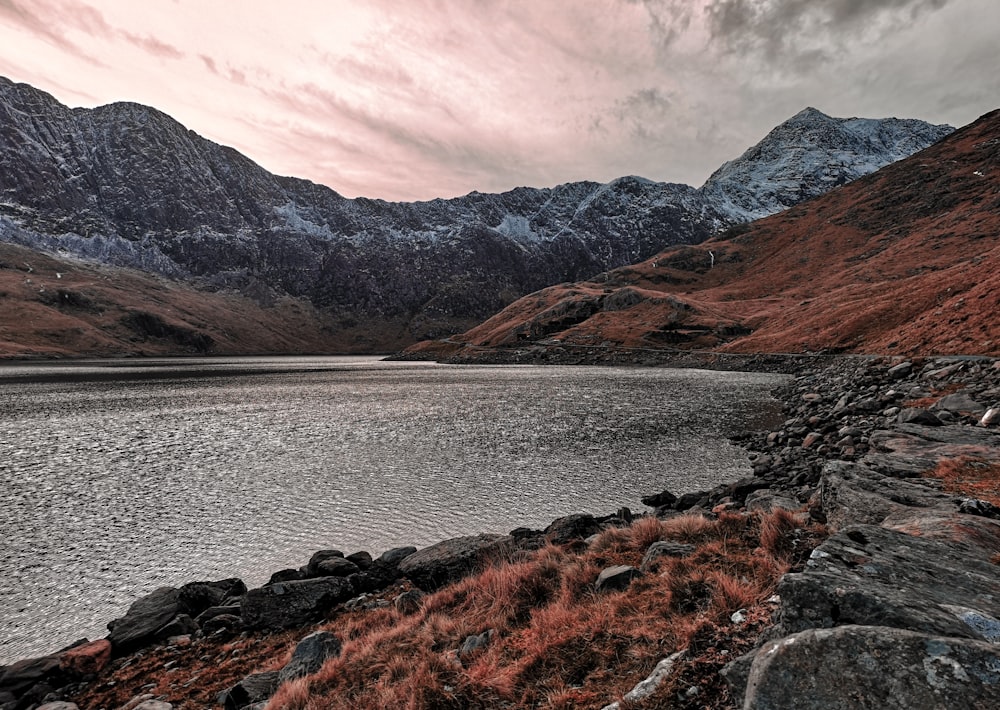 Lago rodeado de montañas