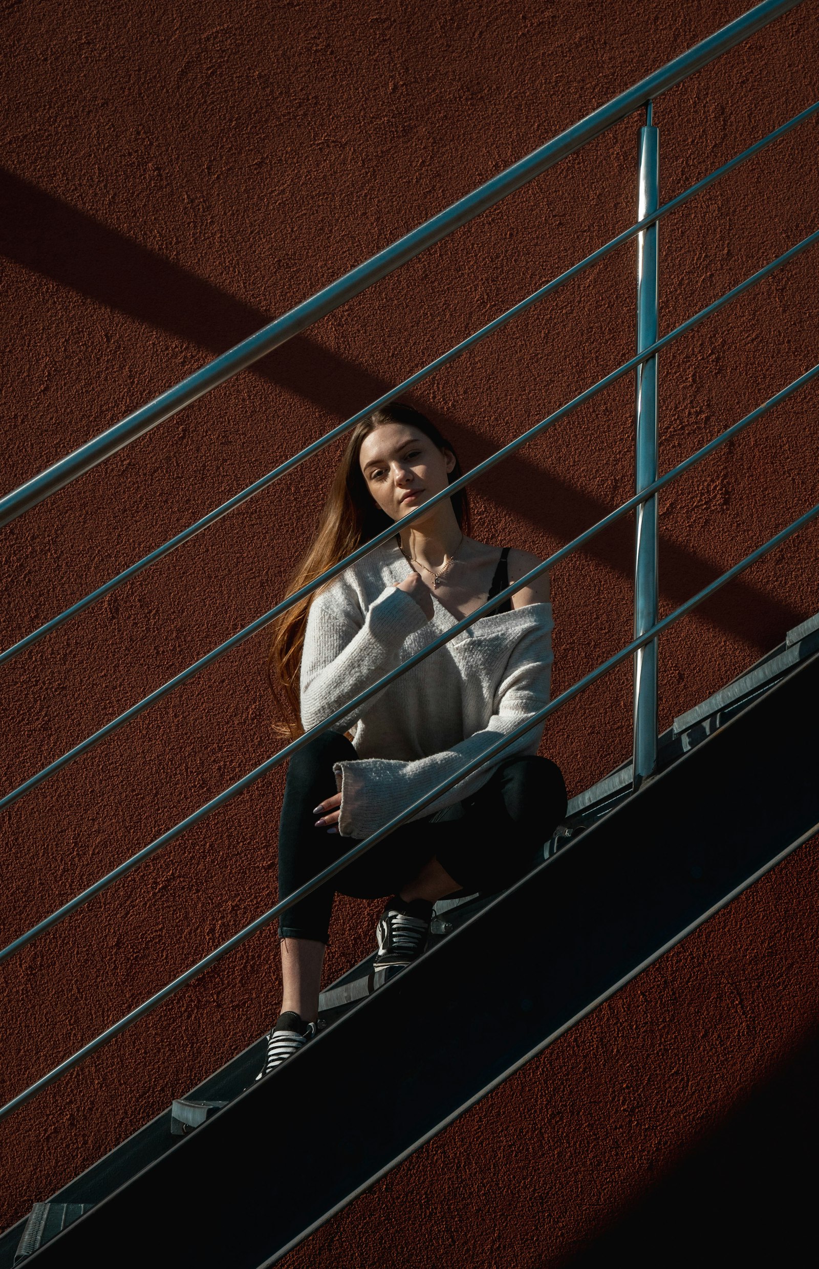 Sony a6300 + Sony Vario-Tessar T* FE 16-35mm F4 ZA OSS sample photo. Woman sitting on stairs photography