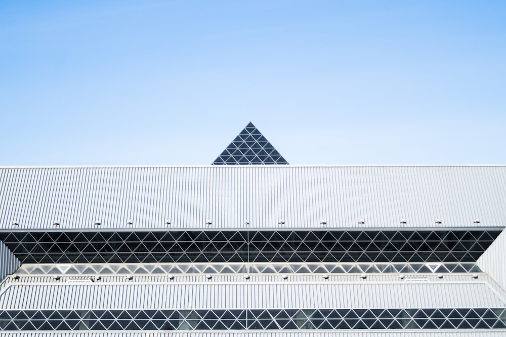 bâtiment blanc et noir