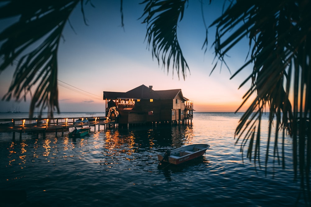 barco perto da casa