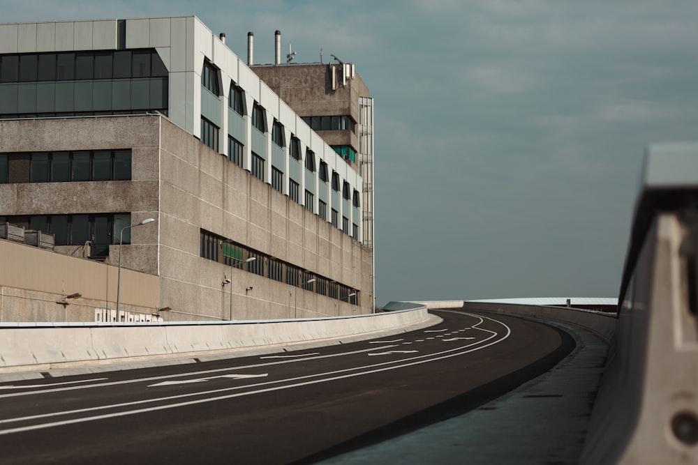 Building, office building, architecture and concrete | HD photo by Erin Doering (@edoering) on Unsplash