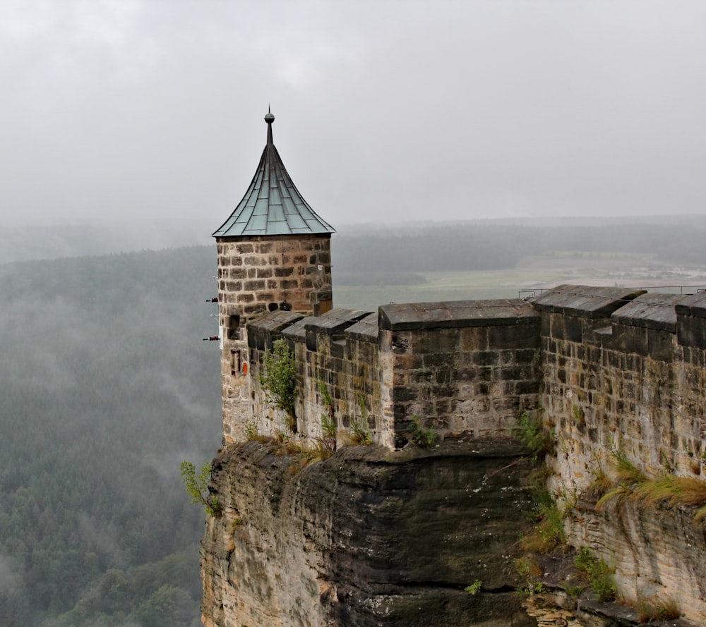 Bâtiment en béton gris