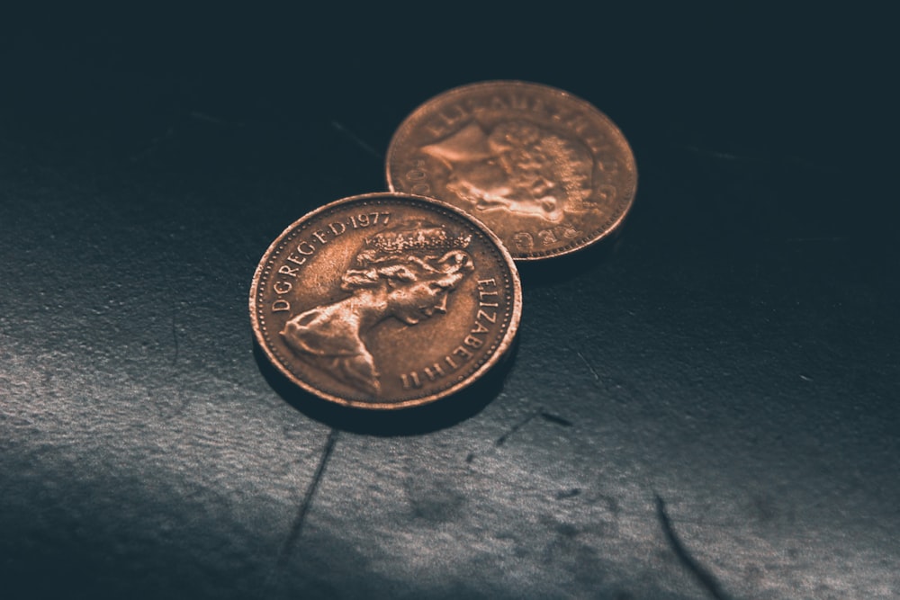 duas moedas redondas douradas