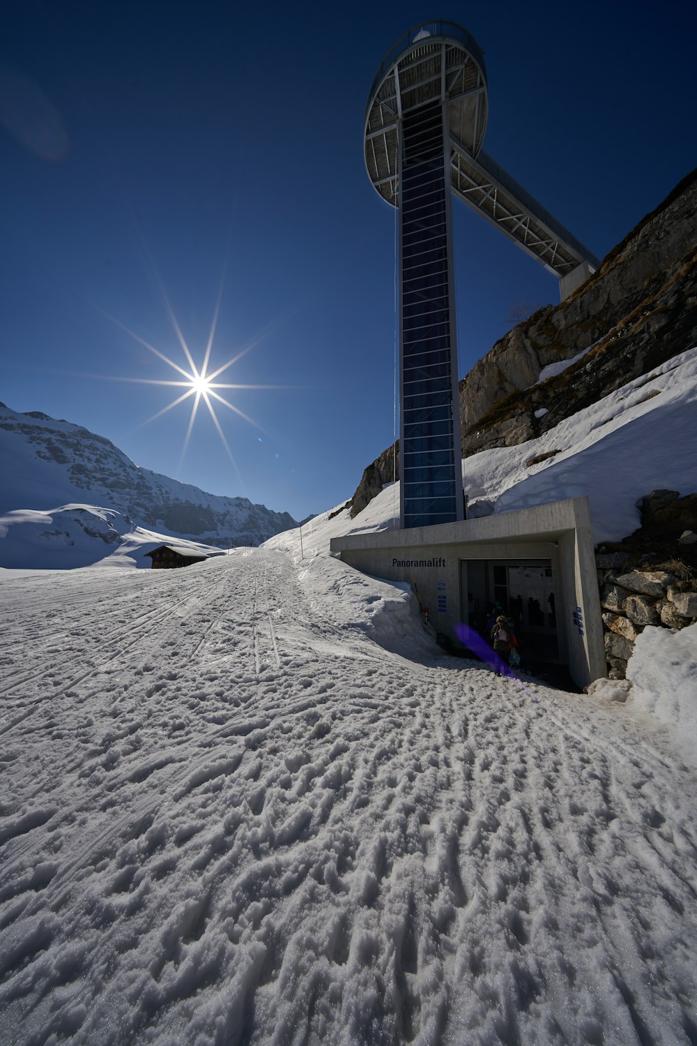 torre grigia dello sci sulla montagna coperta di neve