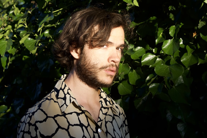 profissional bem-vestido em ambiente natural