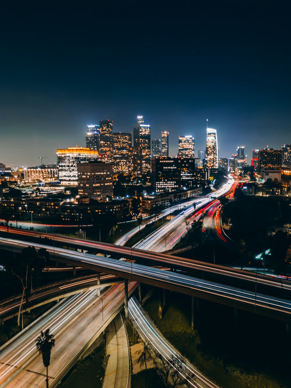 Foto de lapso de tempo de carros passando pela ponte durante a noite